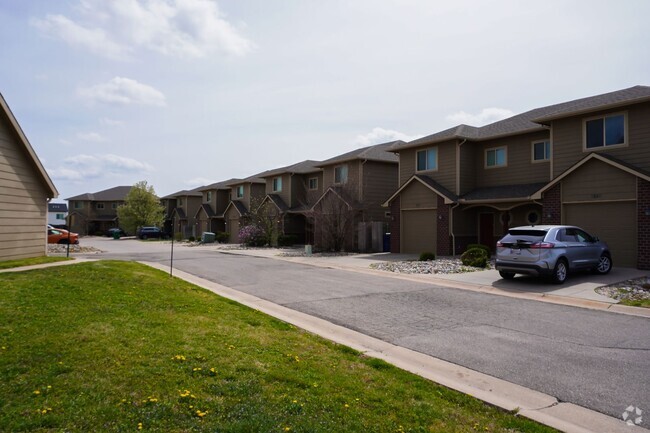Building Photo - 3-Bed Duplex w Garage + Fenced Yard - $500... Rental