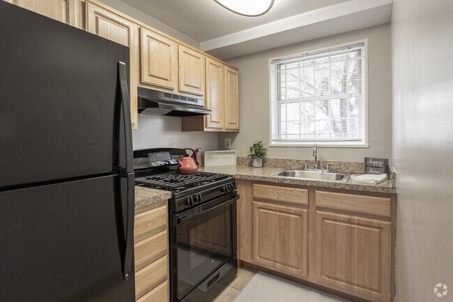 2BR, 1BA - 680SF - Kitchen - Addison Chapel