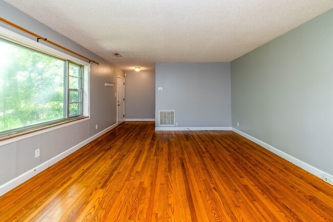 Photo - 102 Eastwood Dr