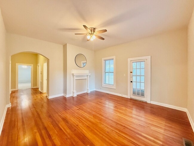 Photo - 215 College St