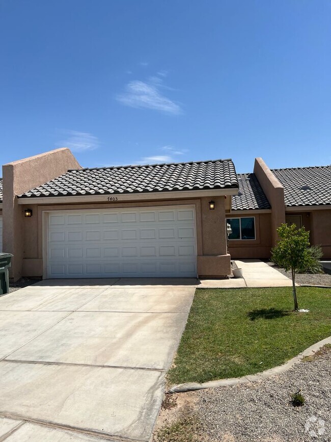 Building Photo - TOWNHOME WITH SOLAR!