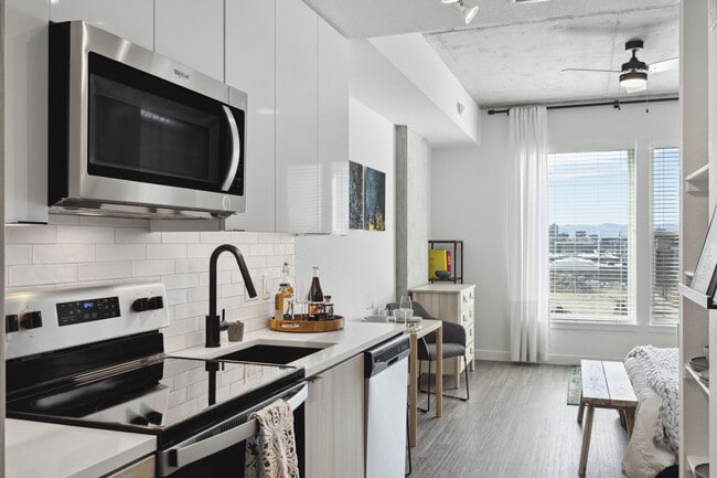 Building Photo - Edit at River North