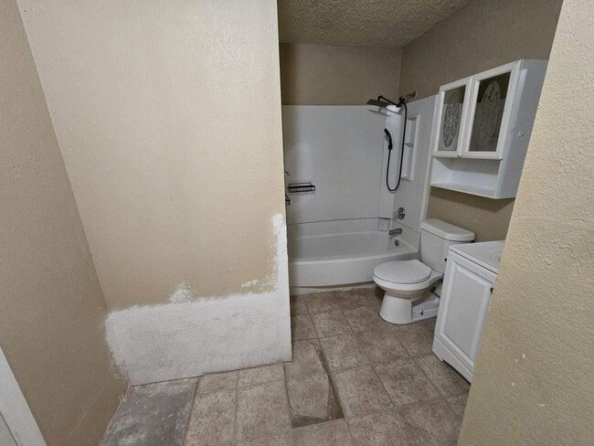 Photo - 811 E 79th St