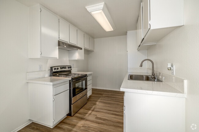 2BR, 2BA - 950SF - Kitchen - Cape Cod Apartments