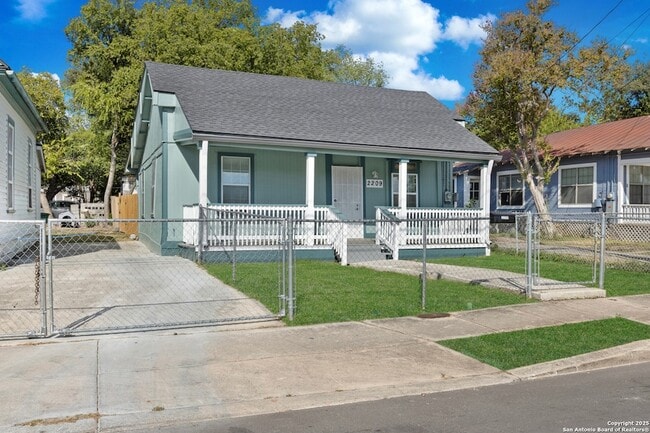 Building Photo - 2209 N Flores St Rental