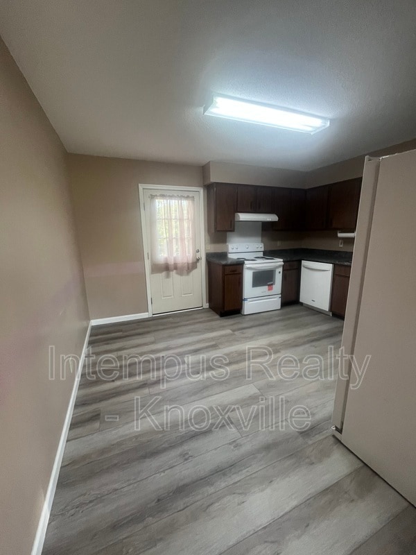 Photo - 405 Iroquois Ln