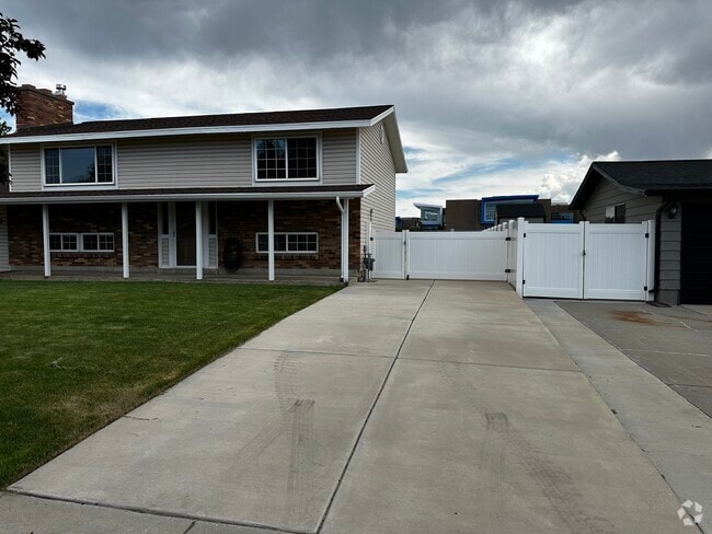 Building Photo - 1102 E Sleepy Hollow Ln Rental