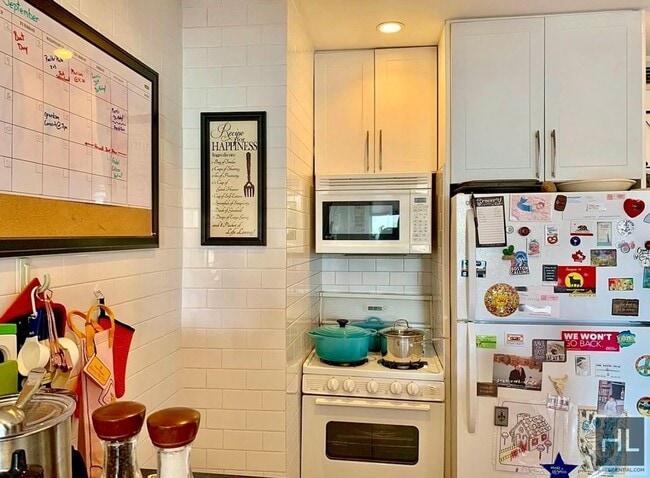 Building Photo - Rent Stabilized 1 bedroom with balcony - i... Rental