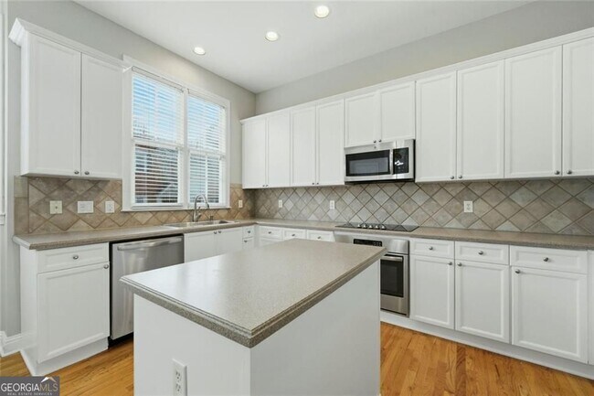 Photo - 319 Creekbank Way SE