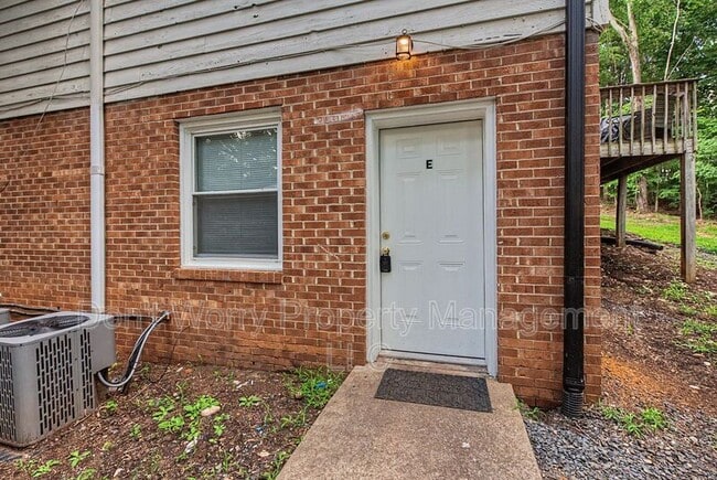 Building Photo - 615 Dumaine St