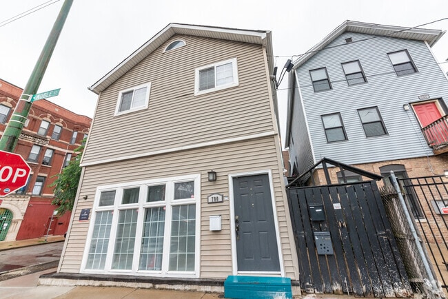 Building Photo - 700 N Noble St Unit 2W Rental