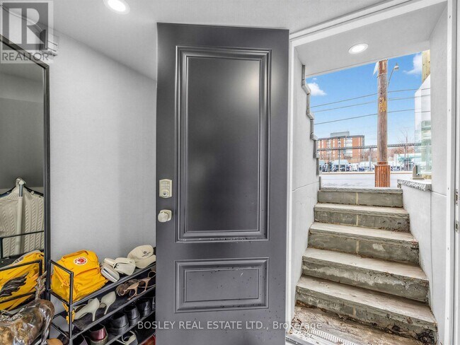 Photo - 623 Dupont St