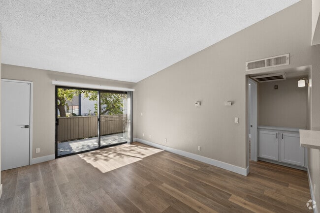 2BR, 2BA - 1000SF