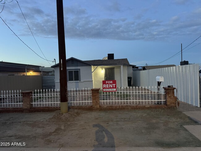 Building Photo - 804 W Magnolia St