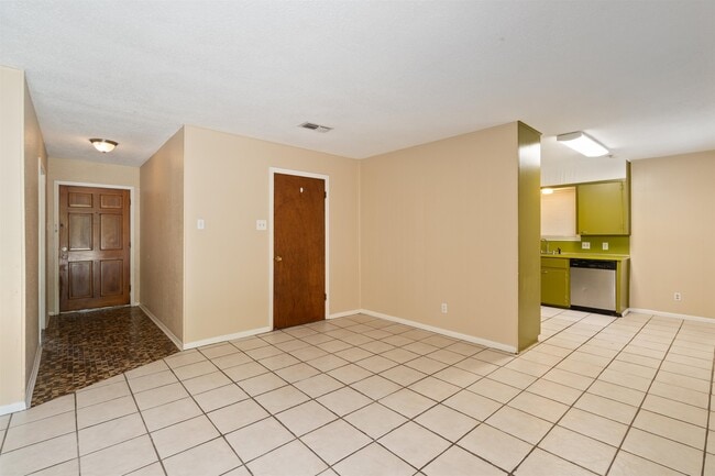 1102 Pecan St