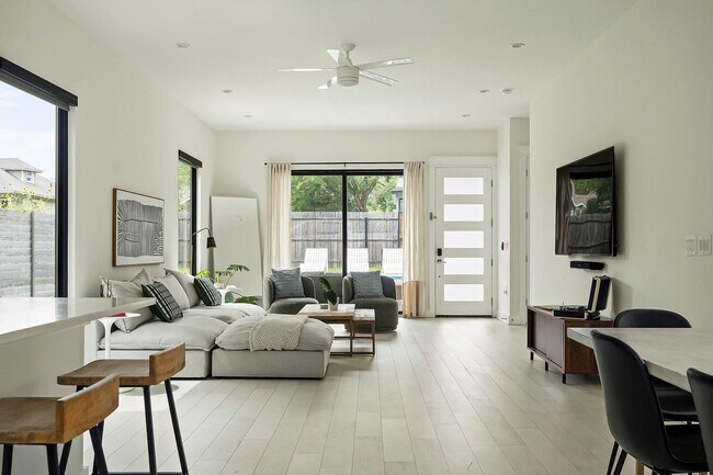 Photo - 1905 E 16th St Unidad ID1262275P