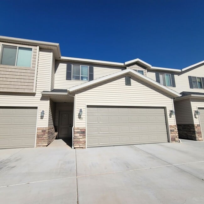 Building Photo - Spacious Modern Townhome