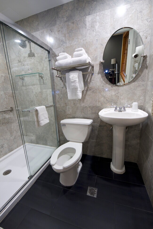 Remodeled Bathroom - 2105 Bristol W Ave Apartamentos