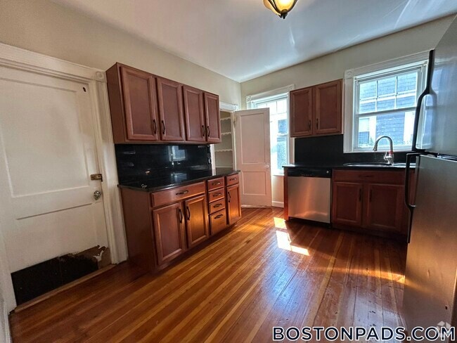 Building Photo - 11 Fairfield St Rental