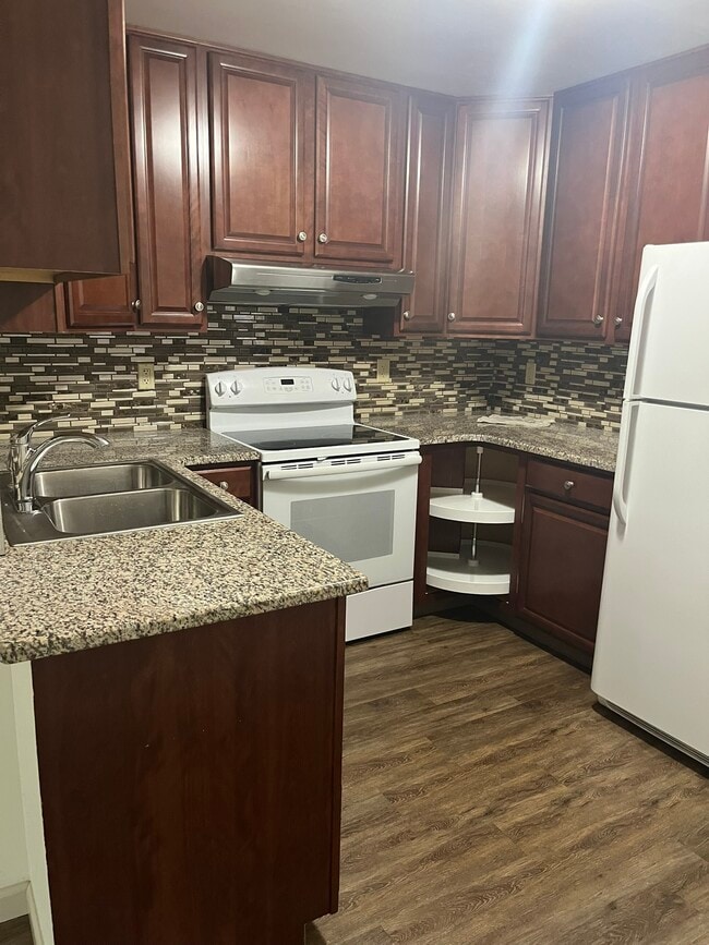 Building Photo - 3405 Sullivan Trl Unit #3405 2nd Floor