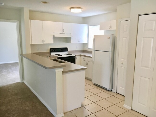 Kitchen - 2815 E Washington St Unit 2815