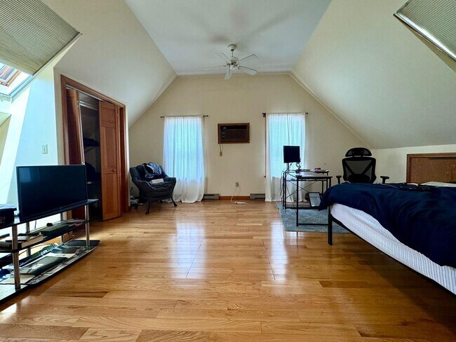 Photo - HOT NEWTON LISTING!!!