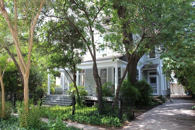 Photo - 215 Beauregard St