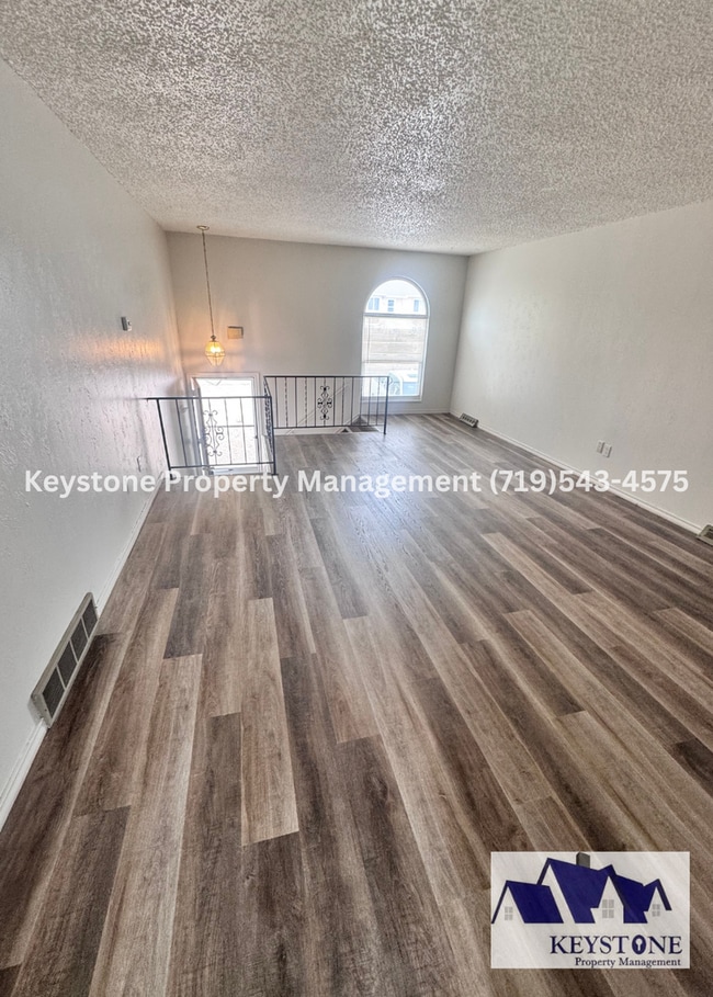 Photo - Charming Duplex in Pueblo West – Comfortable & Convenient Living $1300/$1300 Unidad 947 S. Honeysuckle Dr.