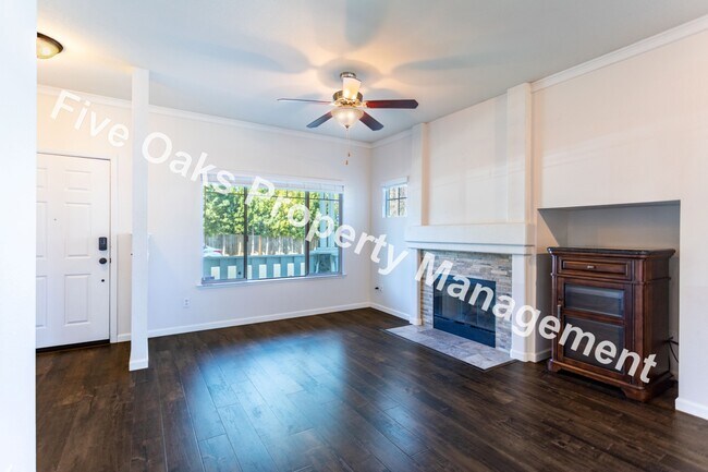 Photo - 422 Carlson Way