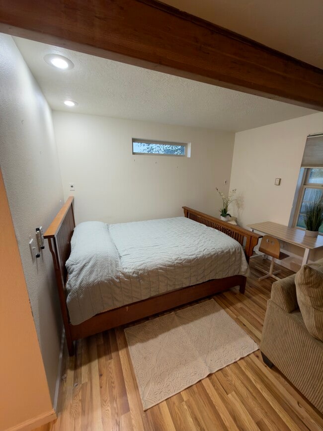 4086 Judy Ave NE Unit B