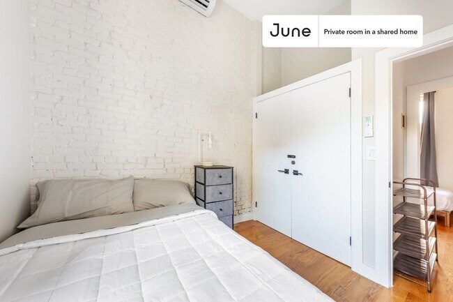 Room in Shared 4 bed/2 bath home in Ridgewood
