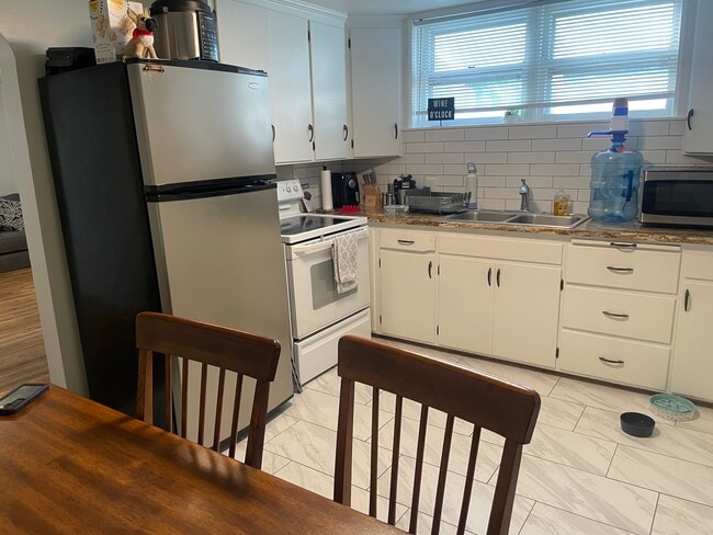 Dining area inside kitchen - 719 East Fremont Street Unit APT #1