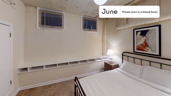 Room in Shared 5 bed/2 bath home in Dupont Circle