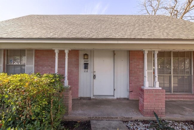 Photo - 2007 Burbank St