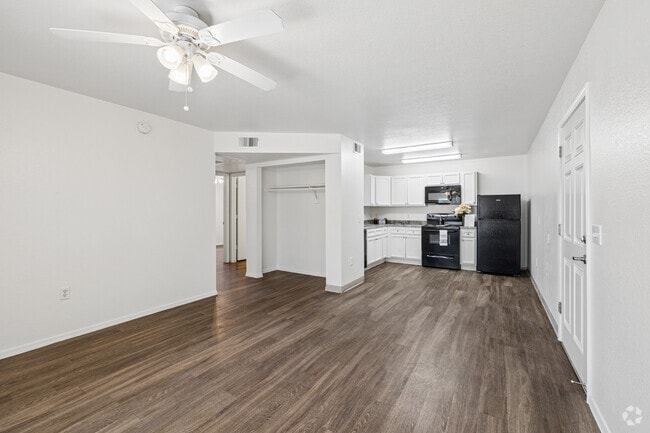 2BR, 1BA - 817SF - Living Room