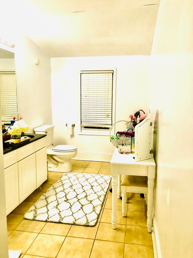 Baño #1 - 823 W Miner St