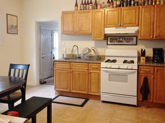 Photo - Fantastic Apartment in Great Neighborhood. Recently Renovated! Hardwood Floors! Private Driveway! Unidad 1901-01