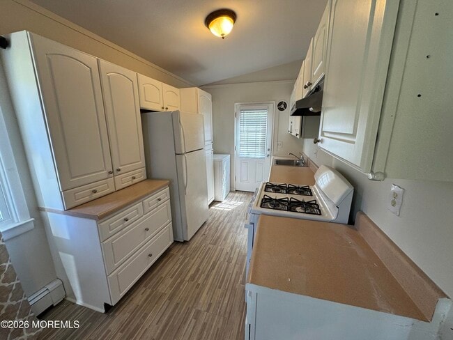 Photo - 208 Shore Blvd