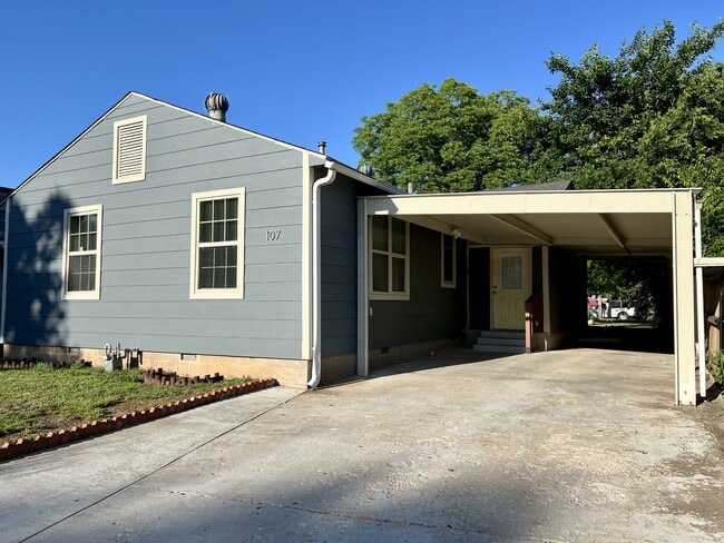 Photo - 107 N Gillette Ave House