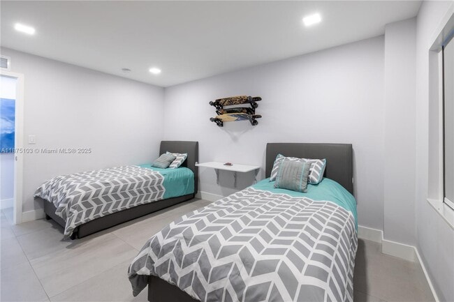 Photo - 5415 Collins Ave Unit 202