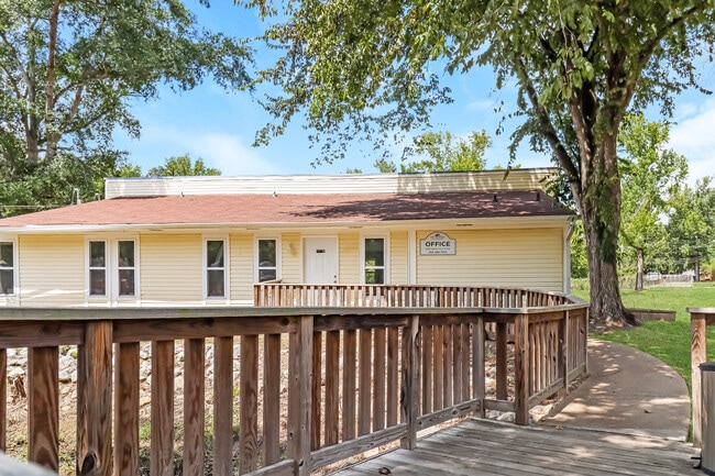 The Retreat at Lakeside Apartments