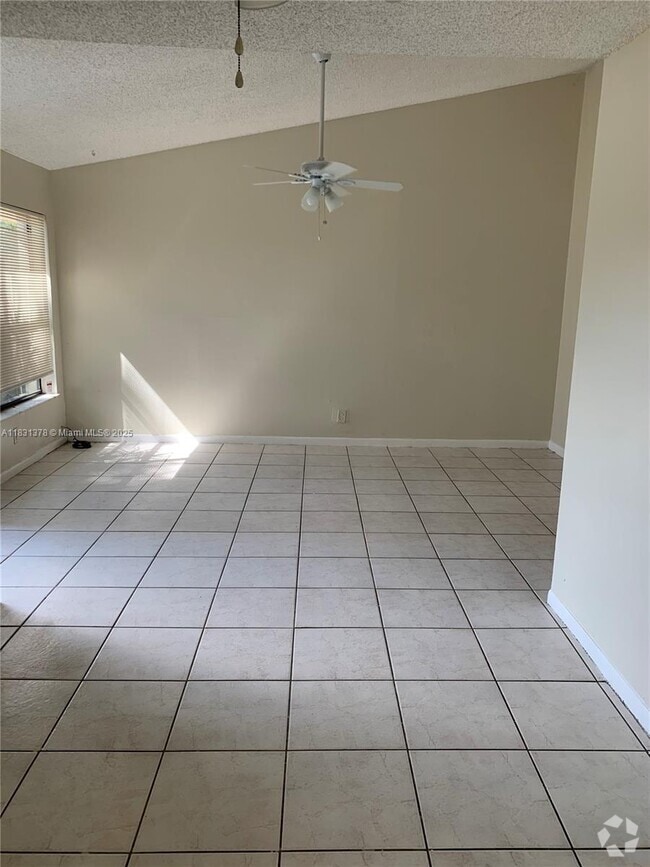 Building Photo - 1314 White Pine Dr Unit 8-B Rental