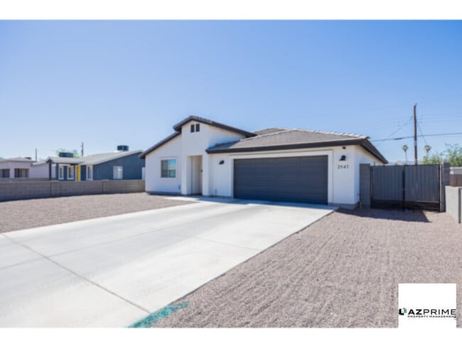 Building Photo - Welcome to this modern 4/2 home in the heart of South Phoenix!