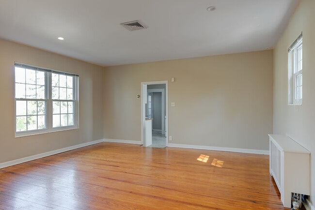 Photo - 1011 Plandome Rd