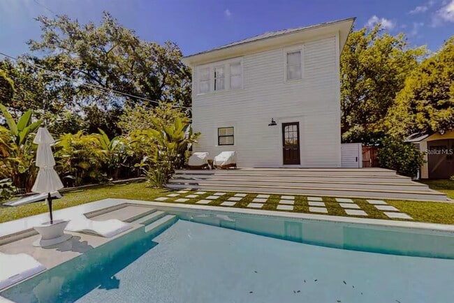 510 E Amelia Ave