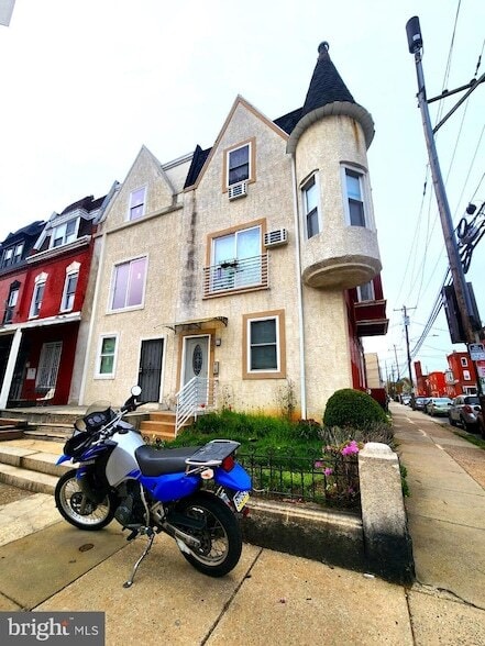 Building Photo - 4043 Spring Garden St Unit 2F