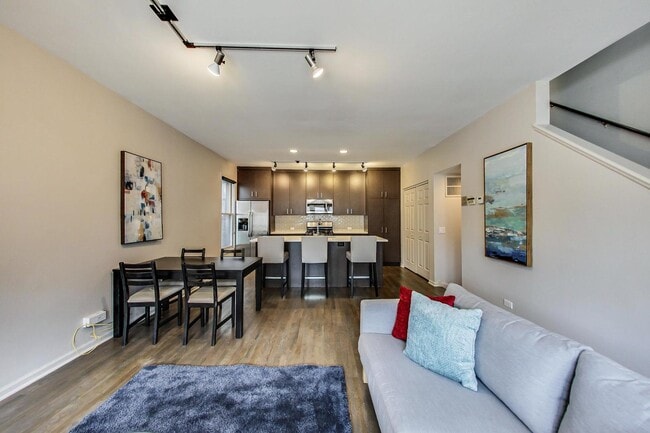 Photo - 2233 W Medill Ave