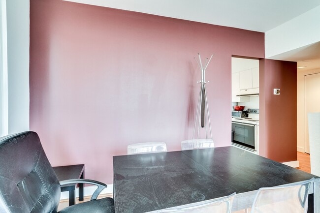 Photo - Bright One Bedroom with Private Balcony! Unidad 13B