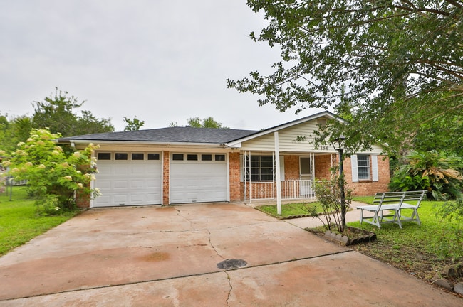 Building Photo - 3 bedroom 1.5 bathroom now available. Rental