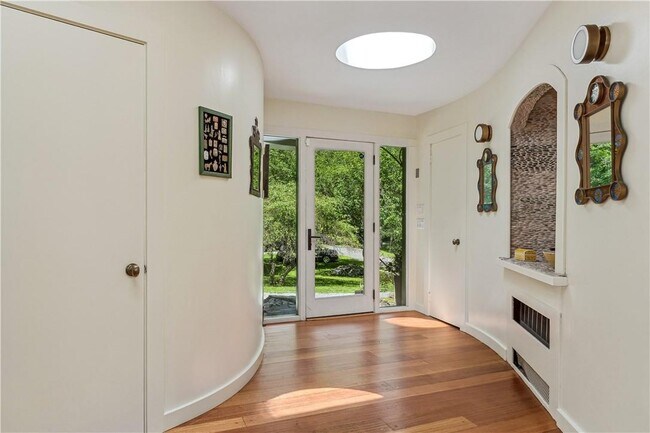 Photo - 481 Old Albany Post Rd